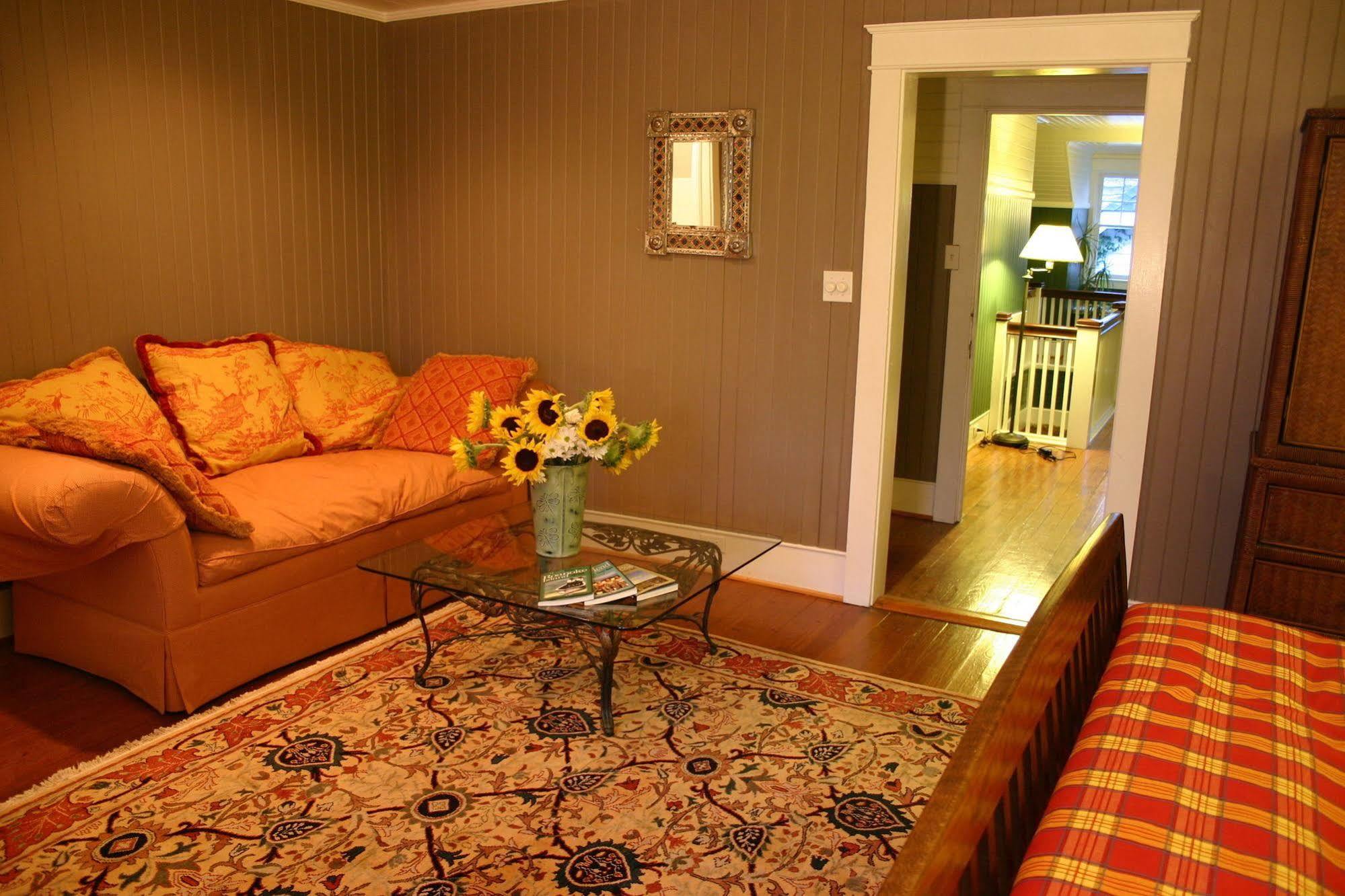 מנטאו Cameron House Inn מראה חיצוני תמונה