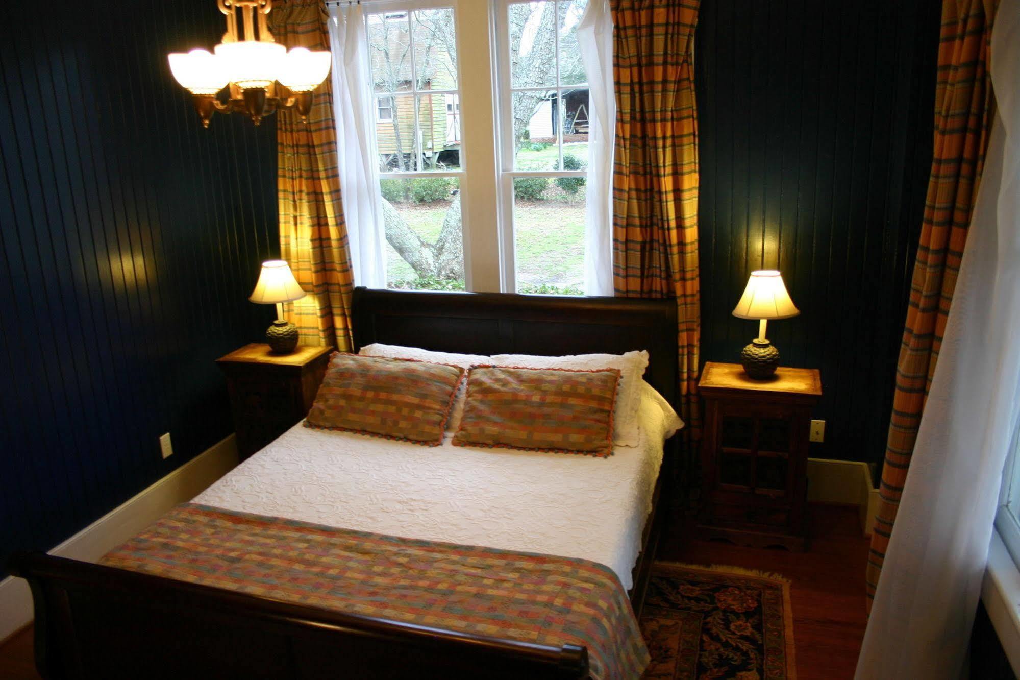מנטאו Cameron House Inn מראה חיצוני תמונה